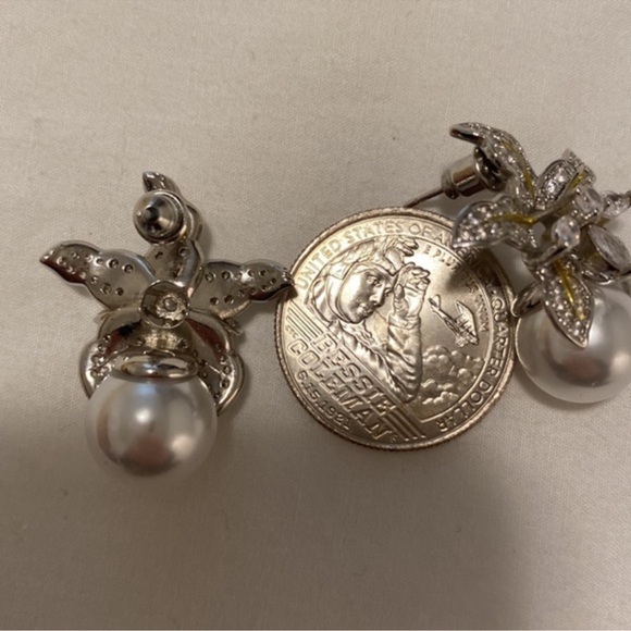 Retro Sparkling Flower & Pearl Earrings - Picture 6 of 6